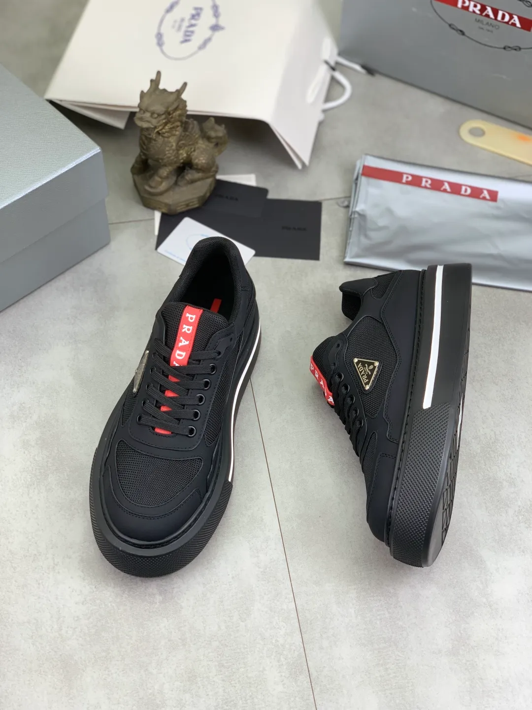 Men's shoes 💰P580💰 [New model] popular models are on the official website, 🆘 Trendy brand (Prada) mainly promotes popular models, avant-garde and versatile fashionable men's shoes private version mold opening, cowhide surface splicing 1:1 replica... fashionable and simple, original imported cowhide lining cowhide feet; the atmosphere and personality are more fashionable, eye-catching and pursuing class. It will subvert the old idea and be a must-have for fashion trendsetters with you! Must keep it for yourself! Tall and comfortable, large and low, high-end quality workmanship. Size: 38-45 3⃣️colors available.